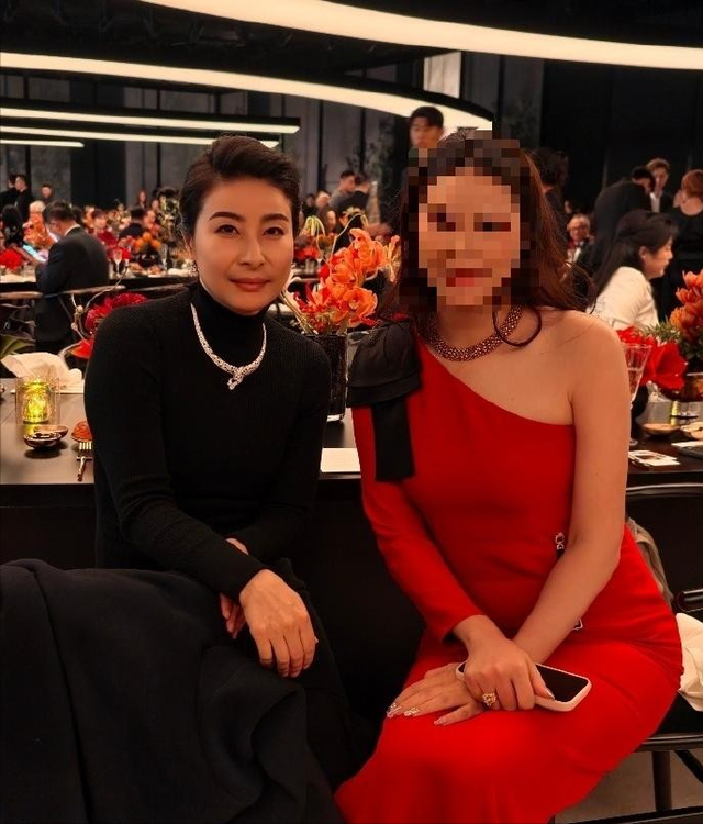 霍震霆没想到，44岁儿媳郭晶晶再次官宣喜讯，让整个阔太圈沉默了