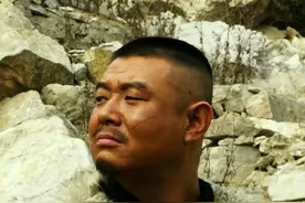 此人是民国第一悍匪，抢72个女人做压寨夫人，死时外衣都没来及穿图片