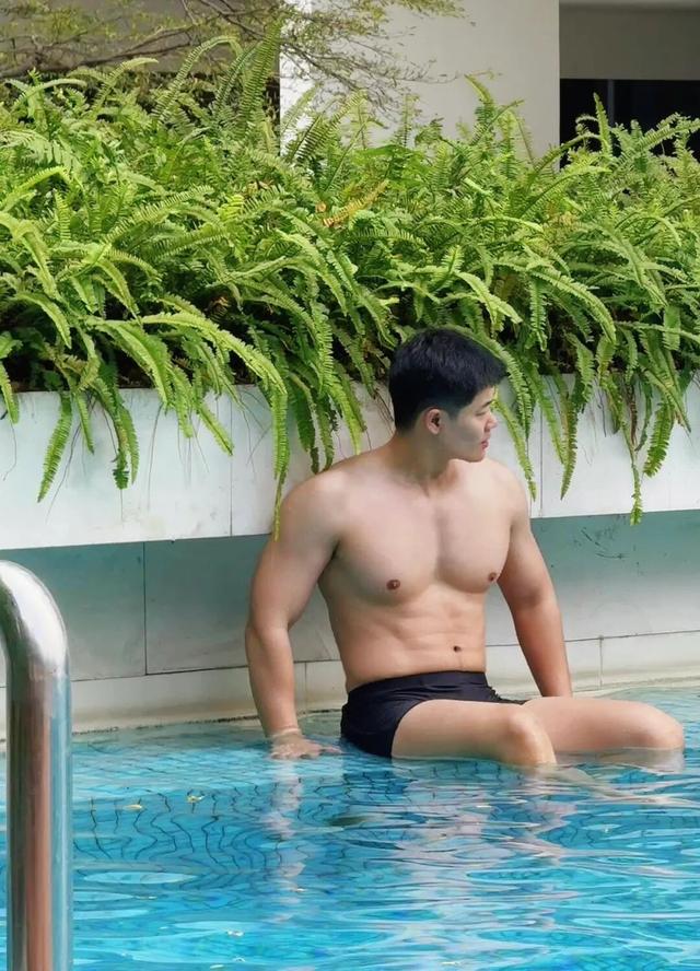 清爽旅行健身博主网红，这188cm身材还要什么腹肌