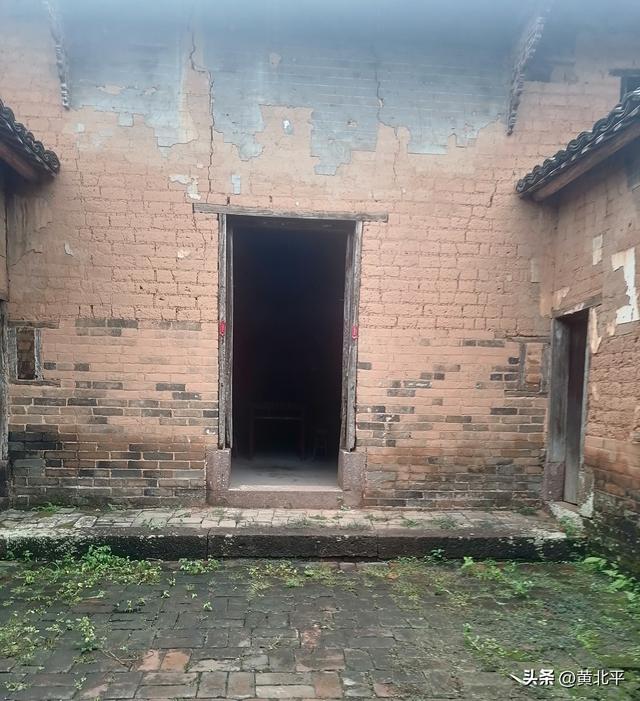 广西南宁市宾阳县不知名的古村落有进士屋，房子落魄但牌匾值钱