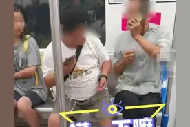 罕见！女子公然在地铁里多次猥亵大爷且摸他隐私部位。网民乐欢！图片