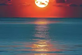 晚霞再美，不及身边有你；日落动人，不及看你入迷图片