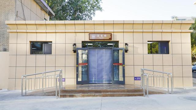 敦煌：“高颜值”公厕成城市文化新窗口