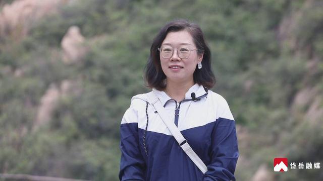 国庆打卡九女峰：云雾间读诗 国旗下抒怀