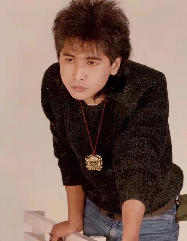 65岁齐秦现状，定居美国，娶小24岁女粉丝为妻，和11岁儿子像爷孙