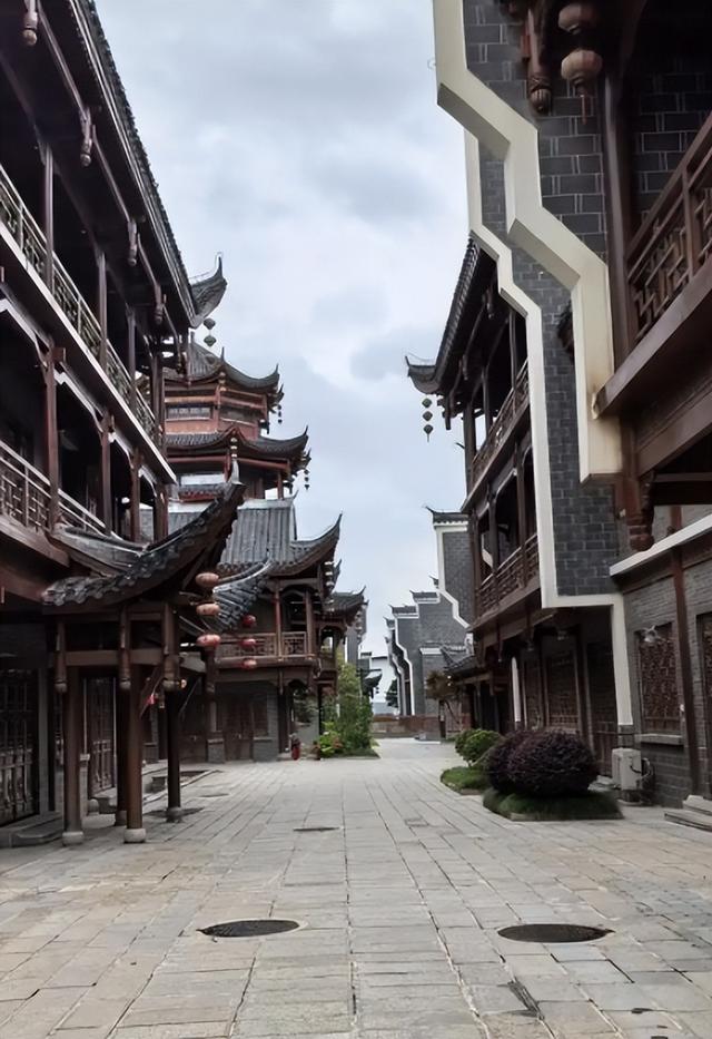 8年烧光50个亿！从人满为患到无人问津，全国古镇为啥批量倒闭？