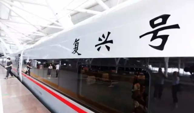 国庆假期出行：开车爽，还是坐高铁香？
