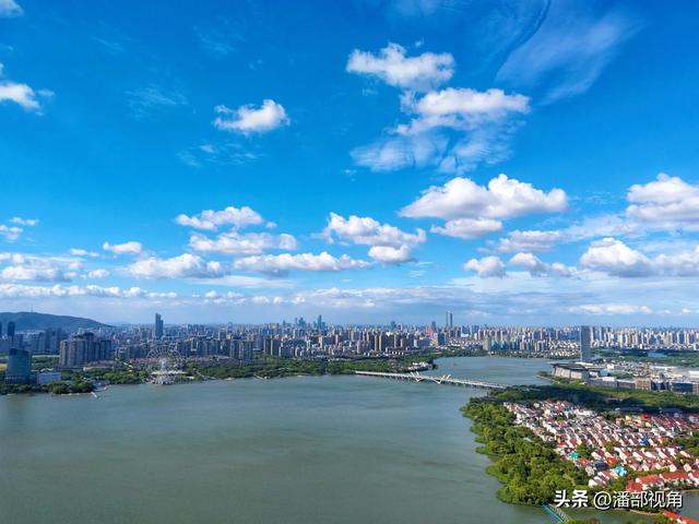 蓝天白云下的无锡蠡湖，浪漫如诗，心随浪逐，梦与湖共舞。