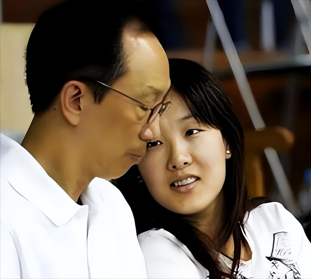 老夫少妻的"残酷现实"，在梁锦松和伏明霞，身上展现的淋漓尽致