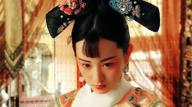 1894年，18岁的珍妃得罪慈禧，被强行扒掉裤子，太监们一拥而上