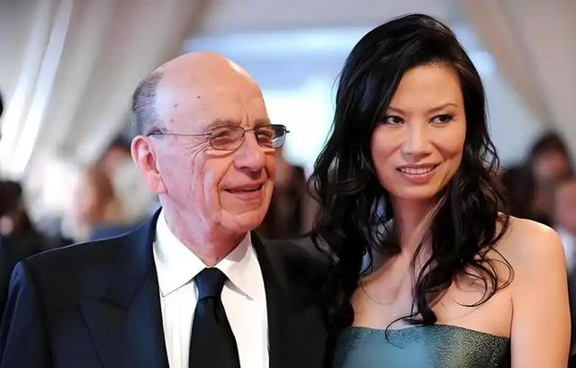 邓文迪当年死皮赖脸生下两个女儿，如今成了94岁默多克遗产受益人