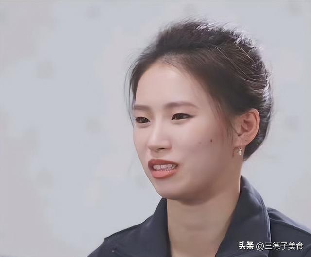 一年狂揽 14 枚金牌，官媒发文揭开陈芋汐真实处境，风光背后有心酸