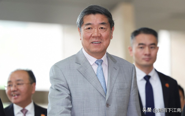 第一天会谈结束后，中美连谈5个半小时，特朗普：中美该各退一步