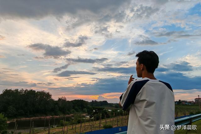 湖北云梦：天工挥彩绘就"霞光巨人"奇观