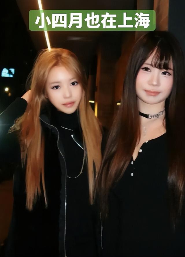 赵薇母女现身北京机场，15岁女儿一头黄毛	，穿搭比50岁妈妈还成熟