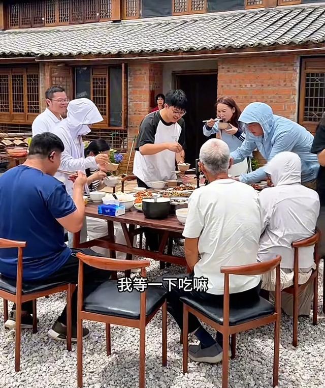 小凤吃饭金哥帮她打伞，婆婆看不下去把伞拿走，评论区炸锅了！
