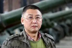 他本是地产大鳄，屡次登上福布斯富豪榜 ，最后却变成了“馆奴”!图片