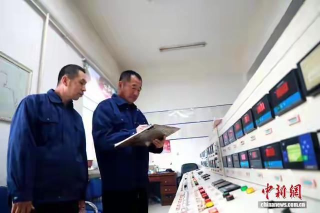 国庆尾声“惊喜盲盒”！大兴安岭秋雪上线，游客直呼:这波雪赚！