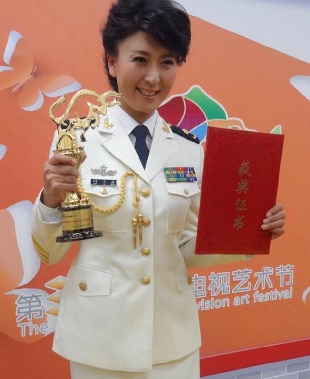 越扒越有	，被人民网点名后，闫学晶又被曝身份造假，成名史太精彩