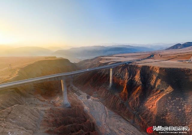 视觉·昌吉 | 日出丹霞绘秋韵 薄雾青峦织画屏