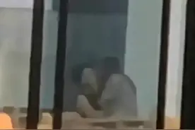 四川某学院情侣在教室窗台上发生不雅行为，引发舆论热议。图片