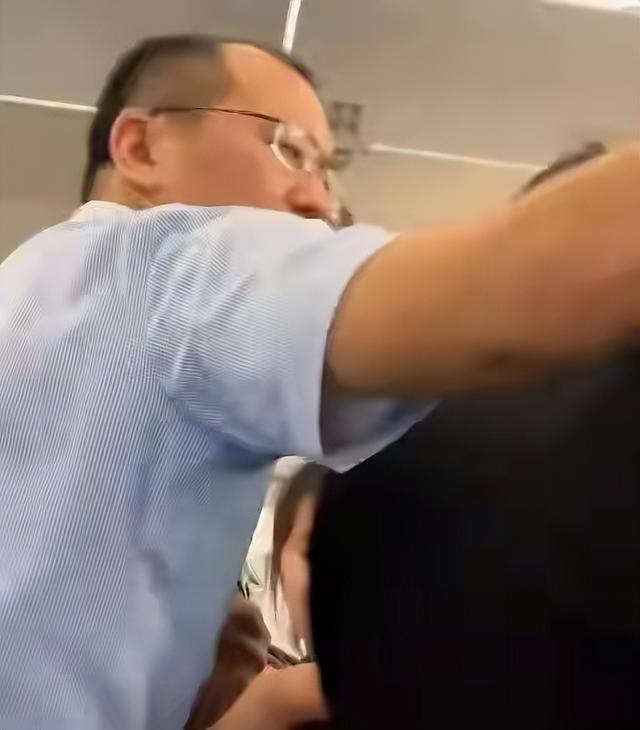 后续来了！南航被围殴女子硬刚不和解：“孩子小”不是作恶的盾牌