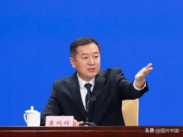 人社部新任新闻发言人公开亮相