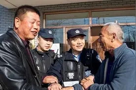他带患病妻子搬家到辖区，村民知道后纷纷这样做图片