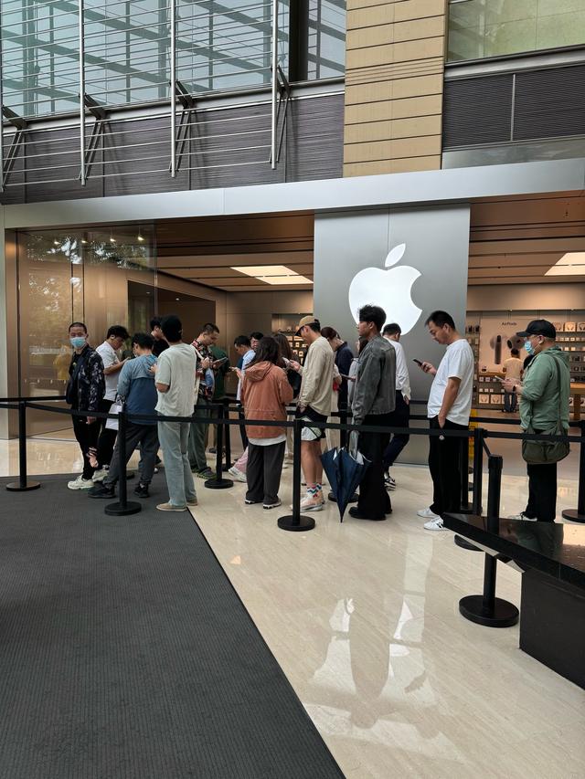 首次关店！暴跌14%，“手机一哥”跌落神坛，靠伪中产支撑销量