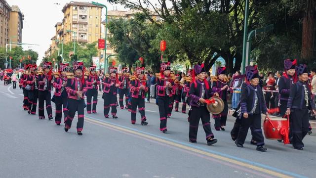 绿春长街古宴 | 精彩回顾：民族文化大巡游 街头掀起“最炫民族风”