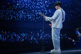 钓完鱼开唱！李荣浩用“乌梅子酱”告白沈阳，4万人的免费地铁票太暖了图片