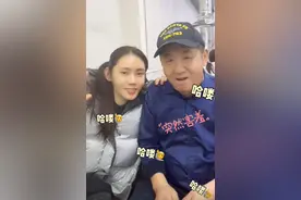 秋瓷炫回婆家吃路边烤串，和公公同喝茅台，6岁儿子和爷爷说韩语图片