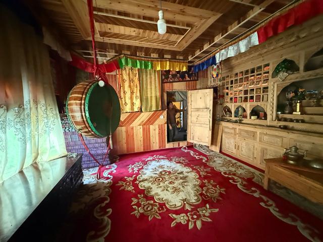 萨玛王朝后裔康巴人的赛马节