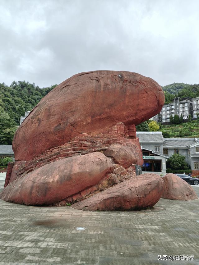 在江津四面山景区看了瀑布爬了梯，又坐了超级滑道听了潺潺流水声