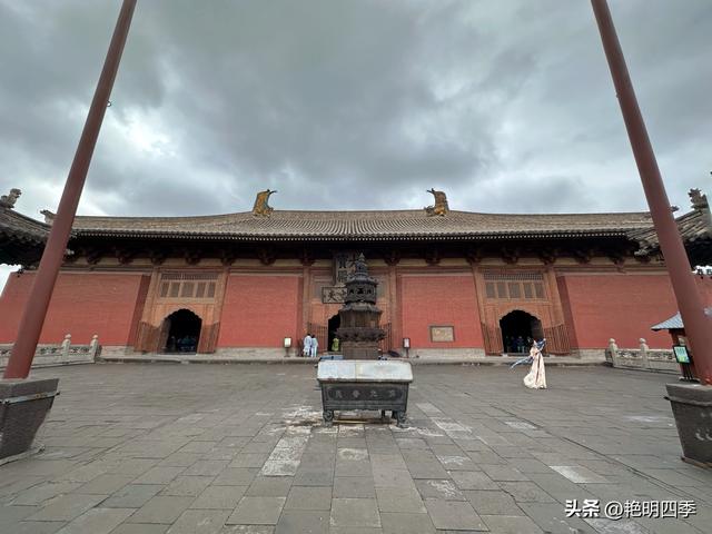 华严寺：“八大辽构”之七，拥有最美辽塑菩萨和最美古代书橱