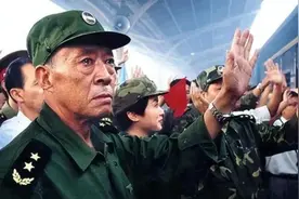 98年抗洪、流泪指挥的将军已经离世5年，儿子现在是军队高级干部图片