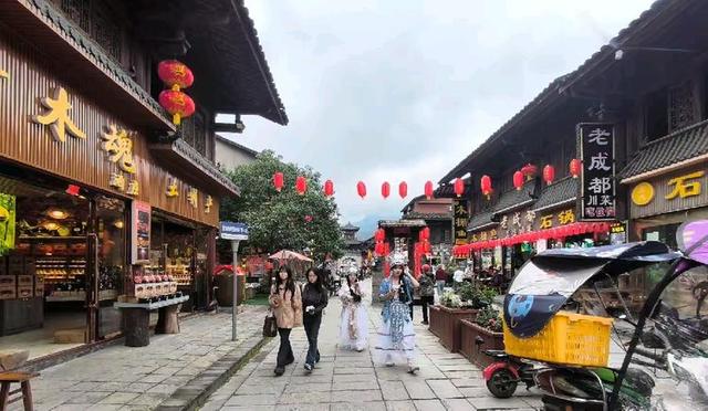 游览汉中市的青木川古镇