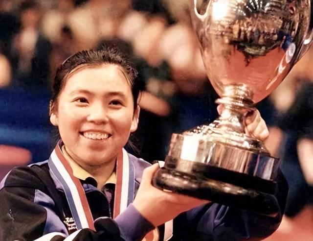 败光20亿、国籍问题、向洋人下跪，邓亚萍身上的标签到底是真是假