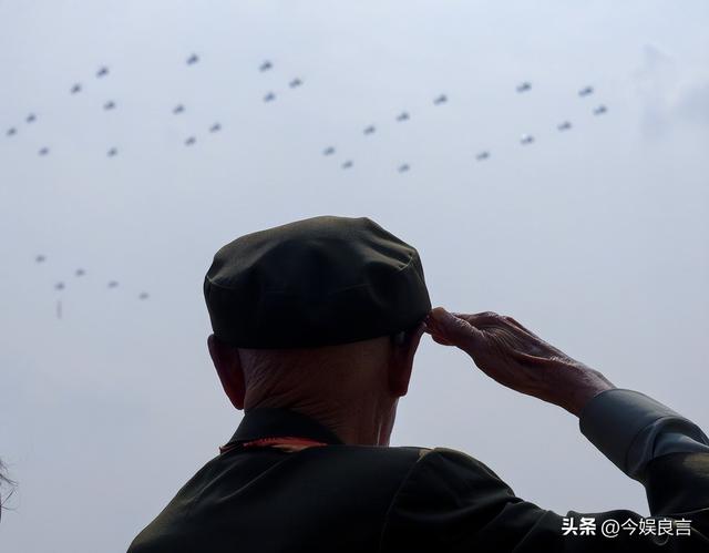 被央视怒批、脑袋空空，德不配位，难怪阅兵从不邀请“流量”明星