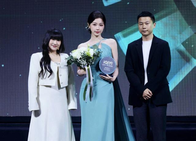 虞书欣曼谷惊艳全场!天青礼服美翻，官宣爱奇艺全球代言人!