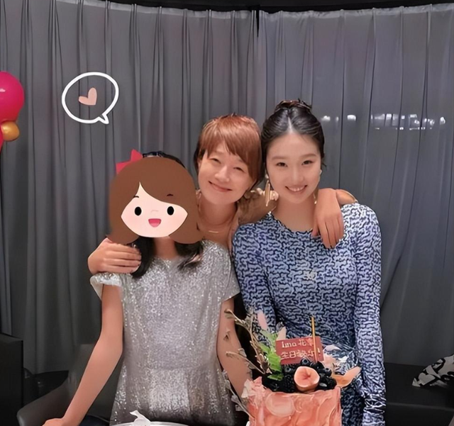 49岁马伊琍没想到，辛苦养大的17岁女儿文君竹，早为亲爹文章争光