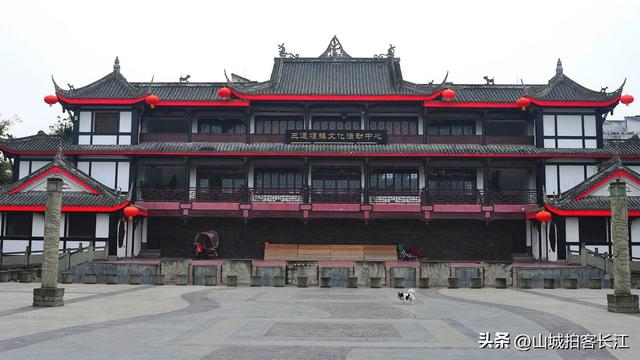 成都漂亮的水乡古镇，距市区仅22公里，享有“小都江堰”美誉！