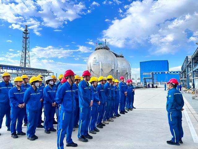 月薪8000留不住人，牧民靠万亩草场维生，新疆的上限下限超乎想象