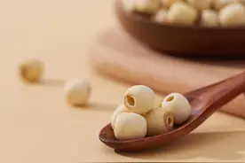 抑郁症：一把莲子加两物，煮成“散郁水”，疏肝解郁，养心安神图片