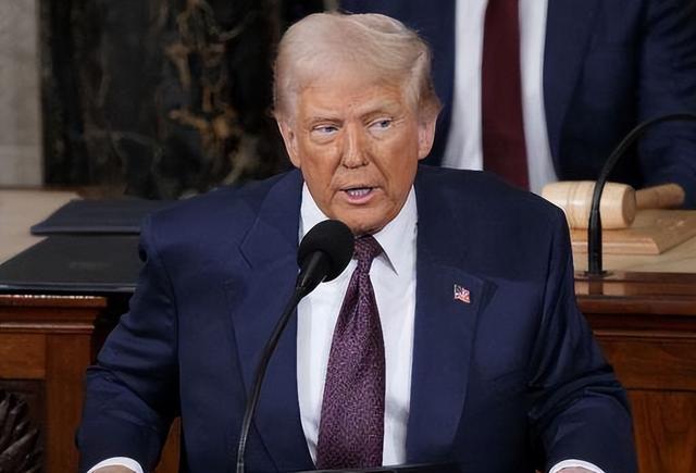 中国反制狠掐美国命脉，美国转头就威胁要加100%关税