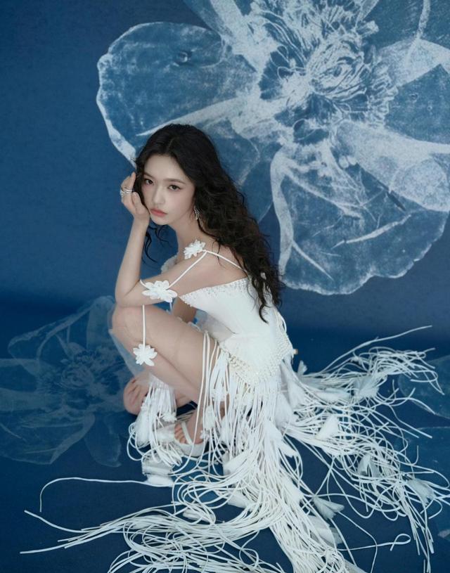 象牙白连衣裙配贝母装饰，侧面开衩设计	，温婉中透着致命诱惑