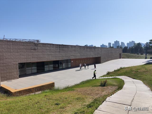 大明宫遗址公园，虽早已沦为废墟，仍可见当年的辉煌