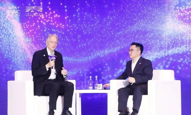 Hinton突然对AGI乐观了，“Ilya让他看到了什么吧…”