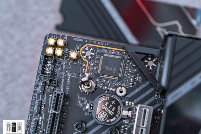 曲面玻璃的通透美学：乔思伯 TK-4 装机实录