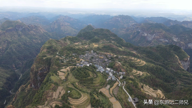 探索湘西古苗寨，位于悬崖之上，是乾嘉苗民起义的一个主战场